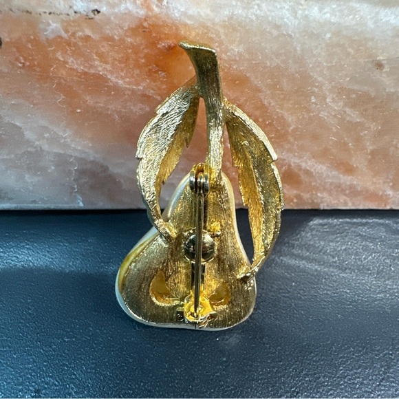 Vintage JJ Gold and Cream Pearl Brooch Pin with Leaf Design 1831 R - Picture 3 of 8